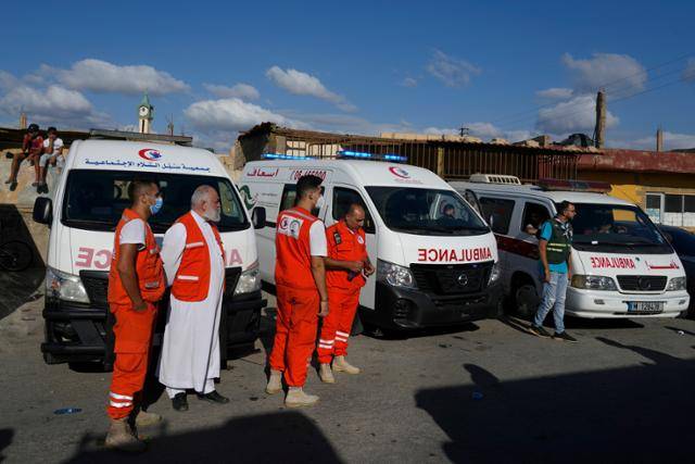 23일 레바논과 팔레스타인 응급구조팀이 전날 시리아 해안에서 침몰한 난민선에서 숨진 희생자들을 이송하기 위해 대기하고 있다. AP 연합뉴스