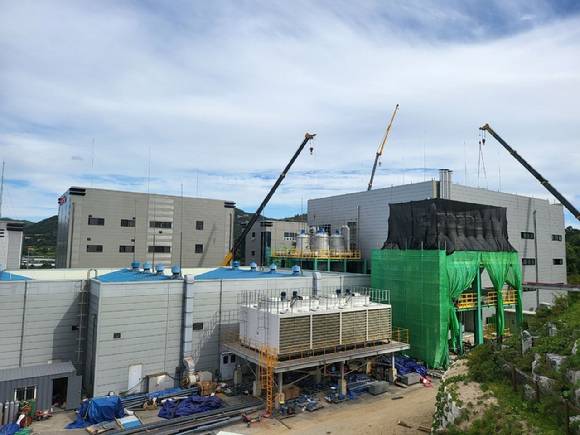 리튬플러스가 충남 금산군에 수산화리튬 생산 공장의 사용승인을 신청했다. 사진은 리튬플러스 수산화리튬 생산 공장. [사진=리튬플러스]