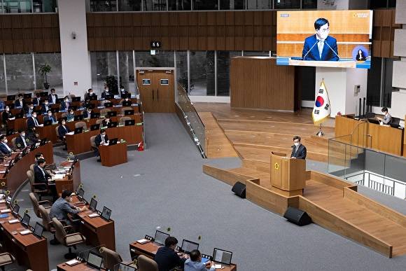 22일 김동연 경기도지사가 경기도의회 본회의장에서 열린 경기도의회 제363회 임시회 제3차 본회의에서 도정 질문(일괄질문)에 답변을 하고 있다. [사진=경기도청]