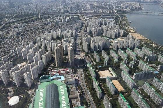 22일 한국부동산원에 따르면 전국 아파트 매매·전세 가격이 시세 조사를 시작한 이후 가장 큰 폭으로 하락했다. 사진은 이날 롯데월드타워에서 바라본 서울시내 아파트 단지. [연합뉴스]