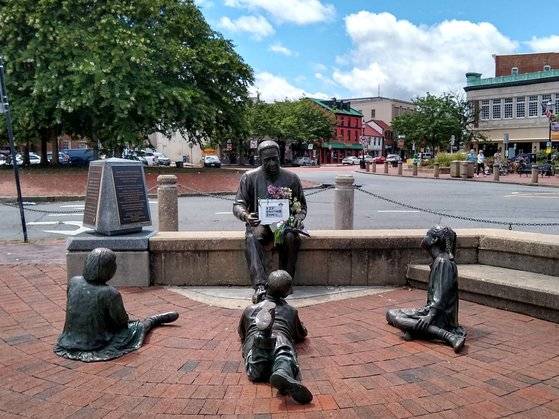 미국에 끌려온 흑인 노예들의 비참한 삶을 다룬 알렉스 헤일리의 소설 『뿌리』(1976)는 큰 사회적 충격을 일으켰다. 소설 속 주인공 쿤타 킨테가 미국에 도착한 메릴랜드주 애너폴리스에 세워진 알렉스 헤일리 기념물이다. [사진 위키피디아]