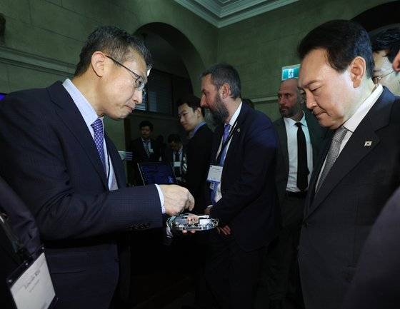 윤석열 대통령이 22일(현지시간) 캐나다 토톤토대학교에서 열린 인공지능 석학과의 간담회에 참석해 나노봇에 대한 설명을 듣고 있다. 연합뉴스