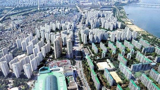 서울 송파구 롯데월드타워 서울스카이에서 바라본 서울 시내 아파트 단지. ［연합뉴스］