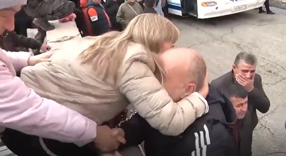 징집되는 러시아인들과 가족들이 22일(현지시간) 눈물을 흘리며 작별 인사를 하고 있다.