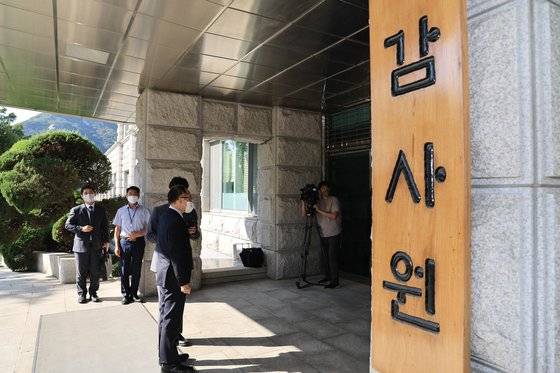 이원석 검찰총장이 지난 21일 오후 최재해 감사원장을 만나기 위해 서울 종로구 감사원을 찾아 건물 안으로 들어가고 있다. 연합뉴스