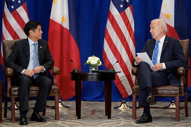 조 바이든 미국 대통령과 페르디난드 마르코스 필리핀 대통령이 22일(현지시간) 뉴욕 유엔총회를 계기로 정상회담을 하고 있다. AP연합뉴스