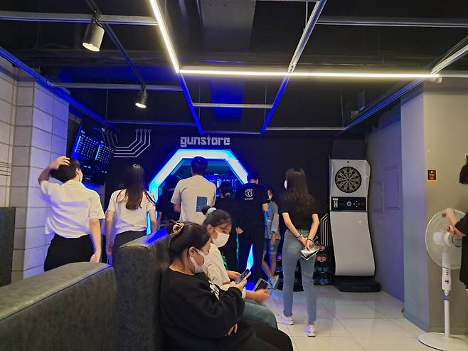 Visitors check out the game result on screen at Laser X. (Lee Si-jin/The Korea Herald)