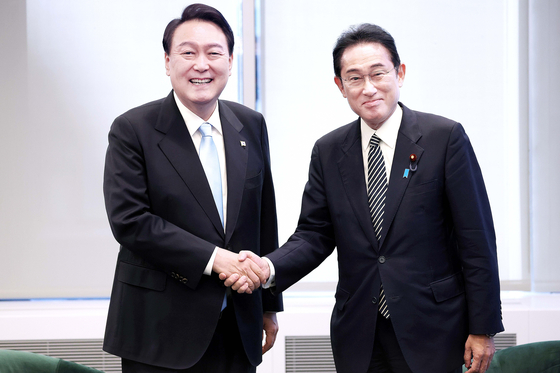 President Yoon Suk-yeol, left, and Japanese Prime Minister Fumio Kishida shake hands ahead of a bilateral meeting in New York on Wednesday. [JOINT PRESS CORPS]