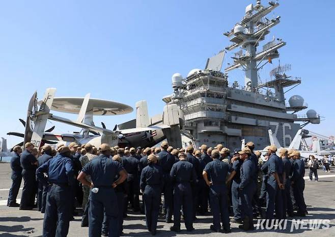 23일 부산 23일 부산 남구 해군작전사령부에 입항한 '미해군의 핵추진 항공모함로널드 레이건함(CVN-76)' 승조원들이 근무를 하고 있다. 