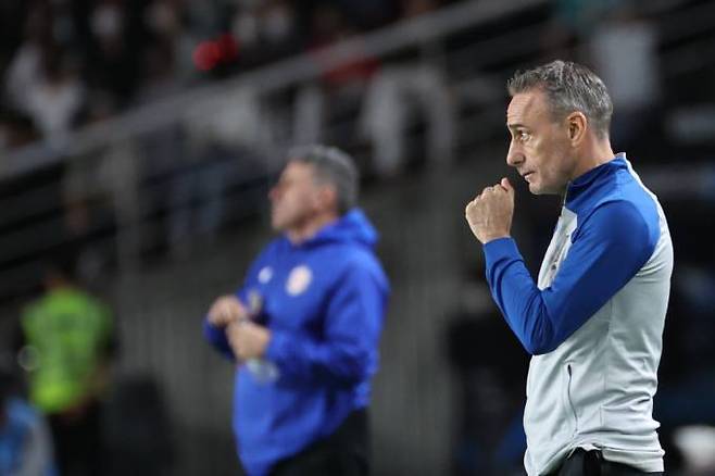 경기를 지켜보는 파울루 벤투 한국 축구대표팀 감독.&nbsp; &nbsp;연합뉴스