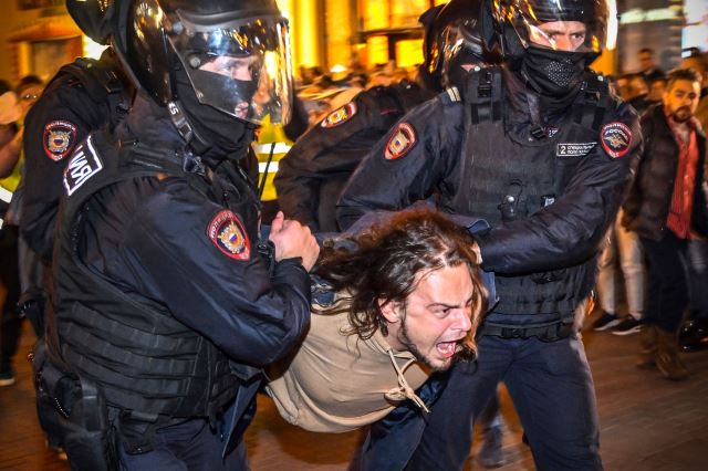 경찰들이 21일(현지시간) 러시아 수도 모스크바에서 블라디미르 푸틴 대통령이 발표한 예비군 부분 동원령 항의 시위에 참여한 남성을 체포하고 있다. 로이터통신에 따르면 이날 러시아에서는 전국 38개 도시에서 동원령 반대 시위가 벌어져 1300명 이상이 체포됐다. AFP연합뉴스