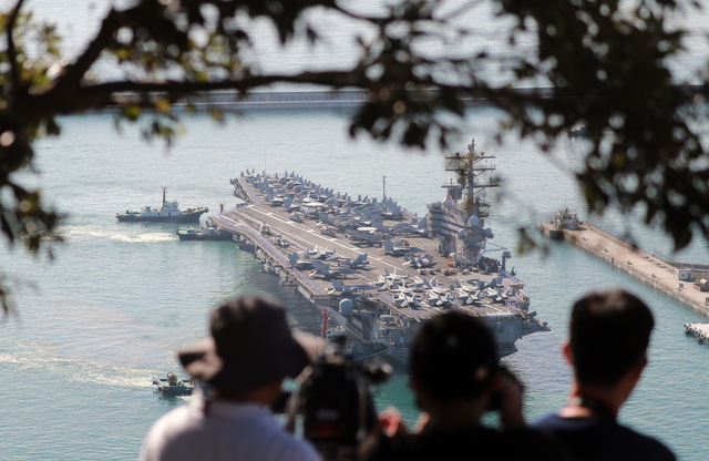 미 해군 항공모함 로널드 레이건호가 23일 오전 부산에 입항하고 있다. 연합뉴스