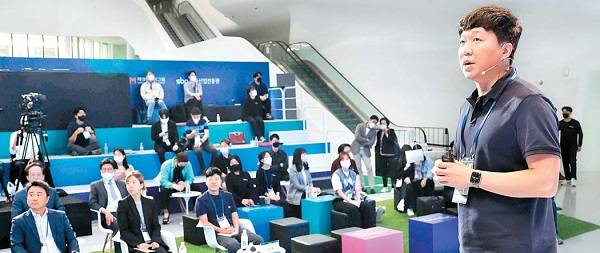 23일 서울 동대문디자인플라자(DDP)에서 열린 `라이징 임팩트 위드 컴업` 세션에서 김근호 리코 대표가 자사 사업모델에 대해 벤처캐피털(VC)과 청중들에게 설명하고 있다. [이충우 기자]