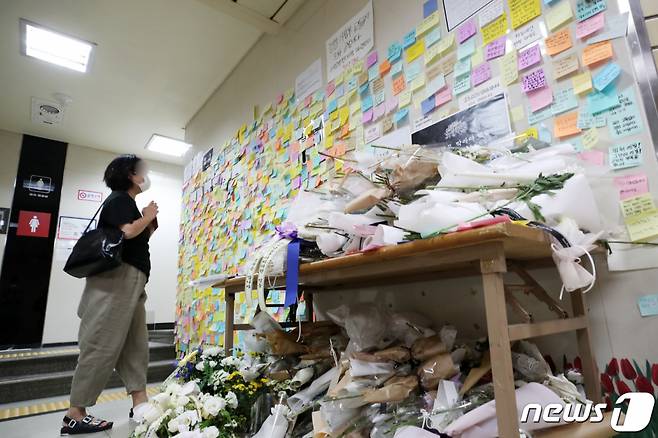 서울 중구 신당역 내 여자화장실 앞에 마련된 '신당역 스토킹 사건' 피해자 추모공간을 찾은 시민들이 애도를 표하고 있다. /사진=뉴스1