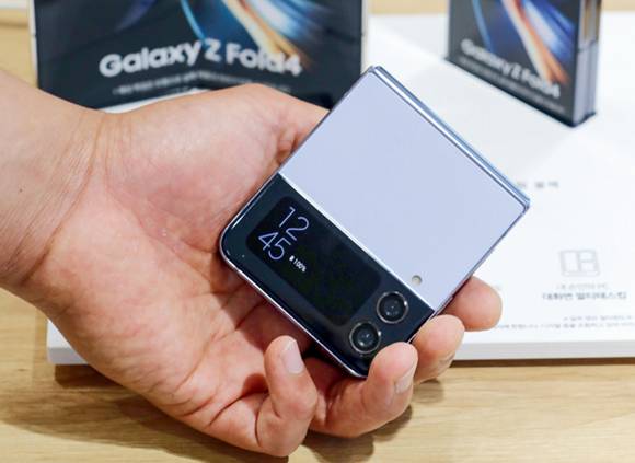 e심은 기존 통신 3사의 '투넘버' 서비스와 유사해보이지만 다른 점이 많다. 사진은 한 고객이 지난 8월23일 오후 서울 종로구 KT플라자 광화문역점에서 e심이 내장된 갤럭시Z폴드4와 갤럭시Z플립4를 살펴보는 모습. /사진=뉴스1