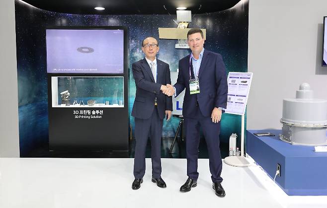 김지찬 LIG넥스원 대표이사(왼쪽)와 스티브영 ICEYE 사장(오른쪽)이 'DX-KOREA 2022' LIG넥스원 부스에서 '위성산업 분야 MOU' 체결 후 기념사진 촬영을 하고 있다. /사진=LIG넥스원