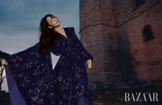 A fashion picture shot by actor Shin Min-a at Italy has been released.Magazine Harpers Bazaar has released a picture taken by the Gothic castle Castel de Monte in the southern city of Shin Min-a and Italy, Bari.The sky in the sunset, the huge castle that can be seen in movies, and the figure of Shin Min-a posing in a dramatic dress with constellations here are really reminiscent of a goddess.In addition, it attracted Eye-catching by perfectly digesting fairy-tale mood costumes such as a huge floppy hat, a mini dress, and a colorful evening dress with spangle decoration.
