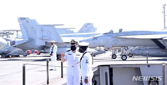 [서울=뉴시스] 사진공동취재단 = 23일 부산 남구 해군작전사령부에 '미해군의 핵추진 항공모함 로널드 레이건함(CVN-76)'이 입항한 가운데 갑판에 승조원들이 근무를 서고 있다. 2022.09.23. photo@newsis.com