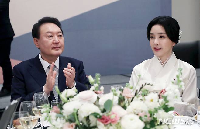 [토론토=뉴시스] 홍효식 기자 = 윤석열 대통령과 부인 김건희 여사가 22일(현지시간) 토론토 한 호텔에서 열린 동포 초청 간담회에서 김정희 토론토 한인회장의 환영사를 경청한 후 박수치고 있다. 2022.09.23. yesphoto@newsis.com
