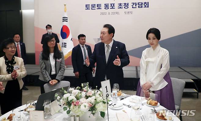 [토론토=뉴시스] 홍효식 기자 = 윤석열 대통령과 부인 김건희 여사가 22일(현지시간) 토론토 한 호텔에서 열린 동포 초청 간담회에 참석해 자리를 권하고 있다. 2022.09.23. yesphoto@newsis.com