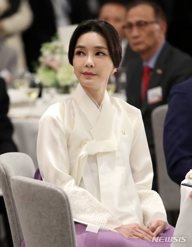 [토론토=뉴시스] 홍효식 기자 = 윤석열 대통령 부인 김건희 여사가 22일(현지시간) 토론토 한 호텔에서 열린 동포 초청 간담회에서 윤석열 대통령의 격려사를 경청하고 있다. 2022.09.23. yesphoto@newsis.com