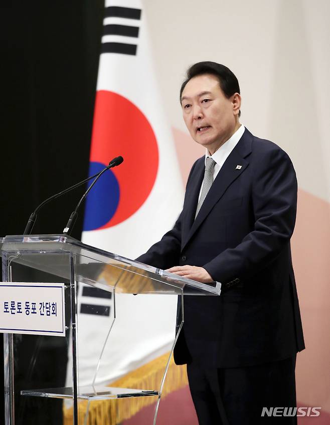 [토론토=뉴시스] 홍효식 기자 = 윤석열 대통령과 부인 김건희 여사가 22일(현지시간) 토론토 한 호텔에서 열린 동포 초청 간담회에서 격려말을 하고 있다. 2022.09.23. yesphoto@newsis.com