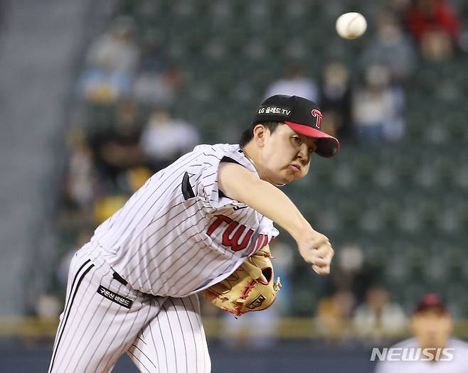 [서울=뉴시스] 조수정 기자 = 23일 오후 서울 송파구 잠실야구장에서 열린 KBO리그 LG트윈스와 롯데자이언츠 경기, 1회초 LG 선발투수 이민호가 역투하고 있다. 2022.09.23. chocrystal@newsis.com