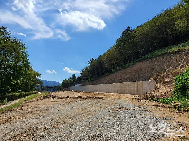 봉성산 국궁장 현장에 옹벽에 세워졌다. 고영호 기자