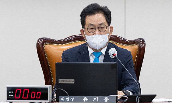 유기홍 국회 교육위원회 위원장이 23일 오전 서울 여의도 국회에서 열린 교육위원회 전체회의에서 발언하고 있다. 국회사진기자단