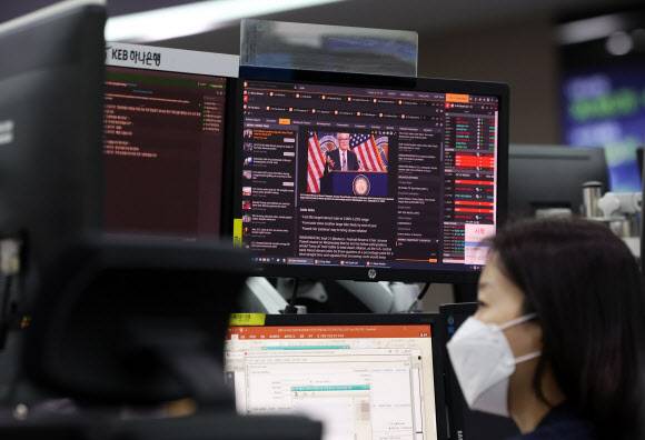 미국 연방준비제도(Fed)가 기준금리를 0.75%포인트 인상한 뒤 22일 오전 서울 중구 하나은행 딜링룸에 미국 연준 관련 뉴스가 나오고 있다.연합뉴스