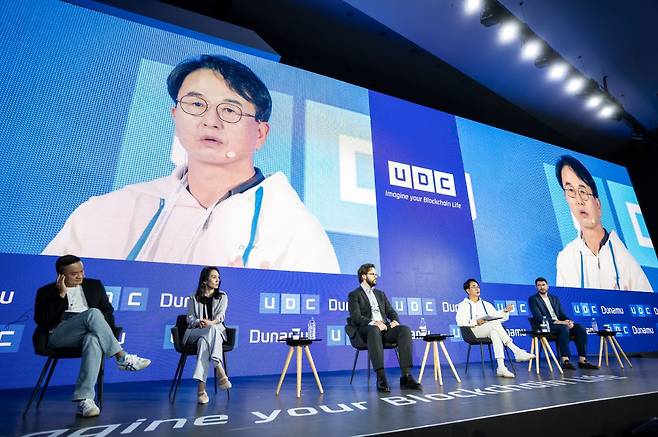 23일 ‘업비트 개발자 콘퍼런스’에서 트래블룰을 두고 글로벌 암호화폐 거래소 관계자들의 패널 토론이 이어졌다. 토론에서 이해붕 업비트 투자자보호센터장이 발언하고 있다. 두나무 제공