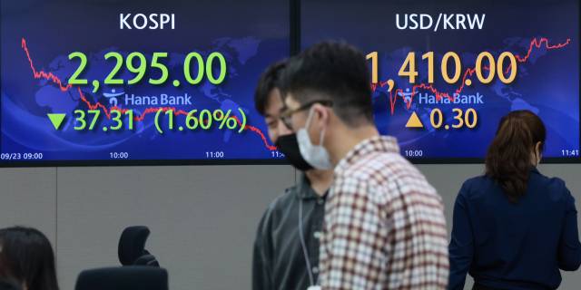 23일 서울 중구 하나은행 본점 딜링룸의 현황판에 코스피, 원·달러 환율이 표시돼 있다. 연합뉴스