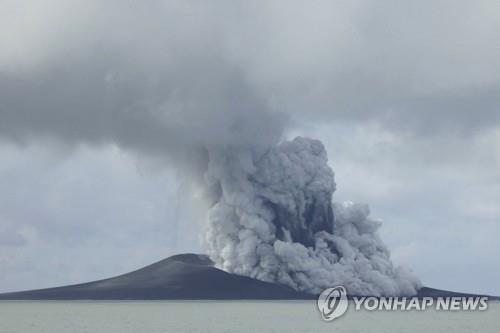 통가 해저화산 폭발 장면  [뉴질랜드 외교통상부 제공/ AP 연합뉴스 자료사진]