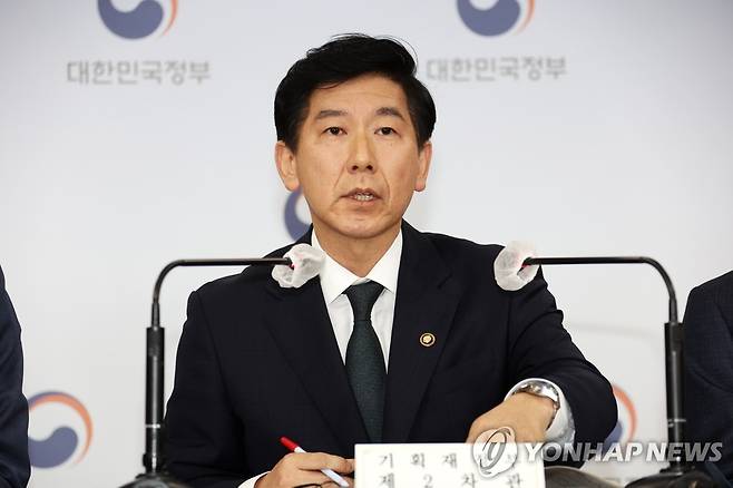 민간·공공기관 협력 강화방안 발표하는 최상대 차관 (서울=연합뉴스) 김승두 기자 = 최상대 기획재정부 2차관이 23일 정부서울청사 브리핑실에서 민간·공공기관 협력 강화방안을 발표하고 있다. 2022.9.23 kimsdoo@yna.co.kr