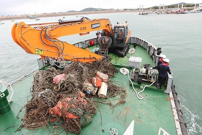 경기청정호 해양쓰레기 수거 현장 [경기도 제공. 재판매 및 DB 금지]