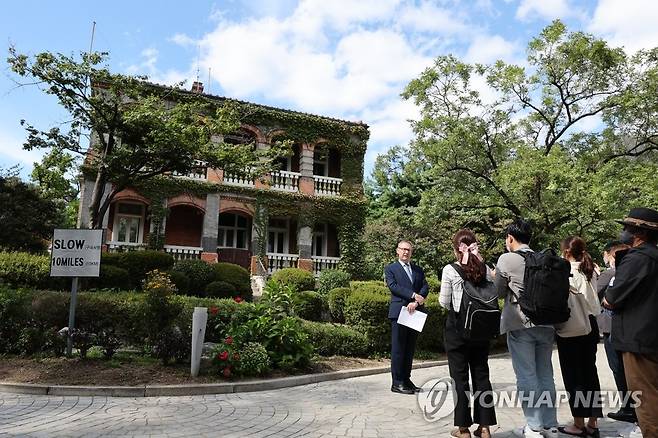 영국대사관저 소개하는 크룩스 대사 (서울=연합뉴스) 김주성 기자 = 콜린 크룩스 주한 영국대사가 23일 정동야행 행사 기간 공개되는 영국대사관저의 곳곳을 프레스투어 참가자들에게 설명하고 있다. 
    영국대사관은 23∼24일 근대문화의 중심지 정동의 역사와 문화를 즐길 수 있는 야간 행사 '2022 정동야행'에서 사전 예약한 시민을 대상으로 대사관저를 개방한다. 2022.9.23 utzza@yna.co.kr