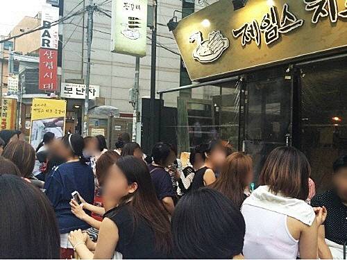 치즈 등갈비가 한창 유행했을 당시 가게 앞이 인산인해를 이루고 있다.(사진=이데일리DB)