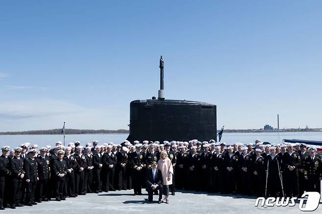 조 바이든 미국 대통령과 부인 질 바이든 여사가 올해 4월 2일 (현지시간) 델라웨어주 윌밍턴 항에서 열린 핵 추진 잠수함 델라웨어함 취역식에 참석해 장병들과 포즈를 취하고 있다. ⓒ AFP=뉴스1 ⓒ News1 우동명 기자