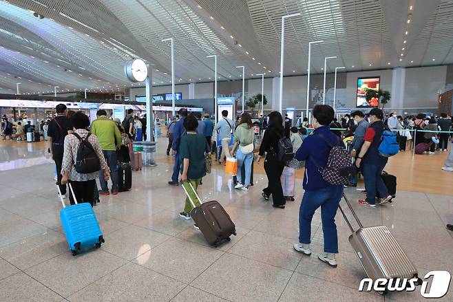 인천국제공항 제2여객터미널이 출국하려는 여행객들로 북적이고 있다. 2022.9.14/뉴스1 ⓒ News1 구윤성 기자