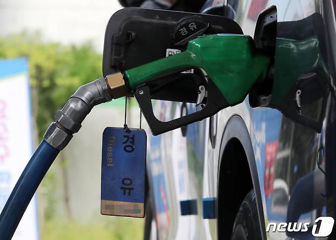 18일 서울시내 한 주유소에서 한 차량이 경유를 주유하고 있다. 9월 둘째주 국내 기름값이 보합세를 유지했다.2022.9.18/뉴스1 ⓒ News1 박세연 기자