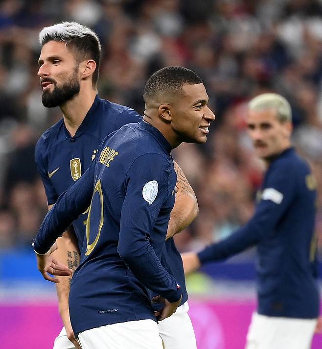 France's forward Kylian Mbappe is congratuled by France's forward Olivier Giroud after scoring a goal during the UEFA Nations League, League A Group 1 football match between France and Austria at Stade de France in Saint-Denis, north of Paris, on September 22, 2022. (Photo by FRANCK FIFE / AFP)

<저작권자(c) 연합뉴스, 무단 전재-재배포 금지>