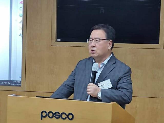 오정근 한국금융ICT융합학회장이 특강을 하고 있다.