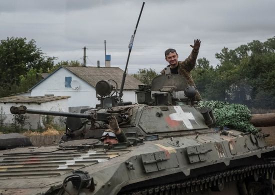13일(현지 시각) 우크라이나군이 최근 수복한 동북부 하르키우 지역에서 BMP-2 보병 전투 차량에 탄 채 손을 흔들고 있다. [이미지출처=연합뉴스]