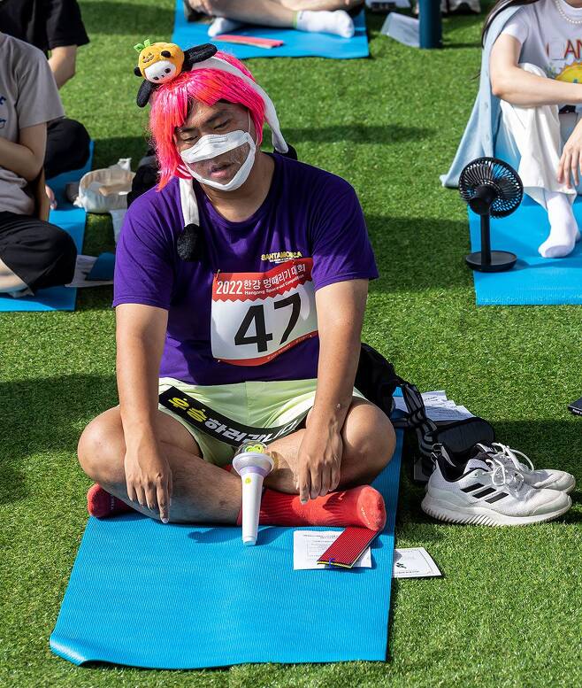 지난 18일 오후 서울 잠수교에서 3년 만에 열린 ‘멍 때리기 대회’. 핑크 가발을 쓰고 참여한 시민이 머릿속을 하얗게 비운 채 무아지경에 빠졌다. / 양수열 영상미디어 기자