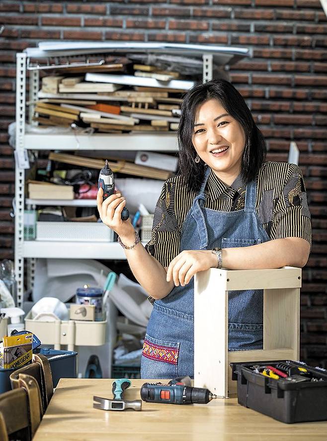 '반려공구' 저자 모호연씨의 작업 공간. 뒤편에 있는 서랍엔 벙커 침대를 해체하고 남은 판자들을 모아뒀다. 모씨가 팔을 기댄 것은 자작나무 합판으로 직접 만든 미니 책장이다. /이신영 영상미디어 기자