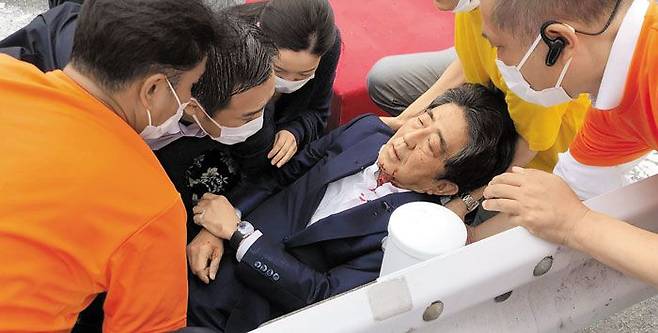 7월 8일 오전 일본 나라현 나라시에서 참의원 선거 유세 연설 중이던 아베 신조 전 일본 총리가 총격을 받고 쓰러진 뒤 응급 조치를 받고 있다. 아베 전 총리는 병원으로 이송됐지만, 치료받던 중 사망했다. /마이니치신문