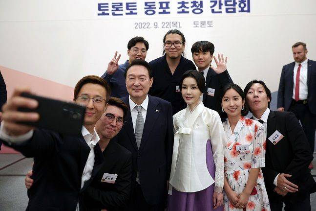 윤석열 대통령과 부인 김건희 여사가 22일(현지시간) 토론토 한 호텔에서 열린 동포 초청 간담회에서 셀카를 찍고 있다. ⓒ뉴시스