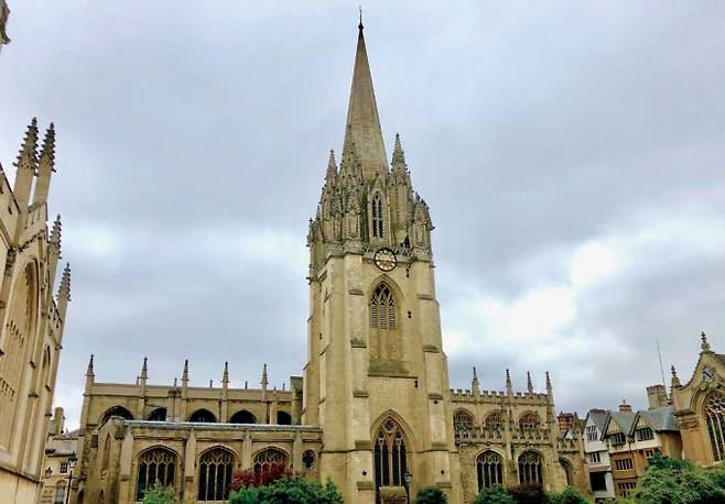 옥스퍼드대에서 전망이 가장 좋은 ‘세인트 메리 교회’. 1488년까지 옥스퍼드대 최초의 도서관으로 사용됐다. 이승재 제공