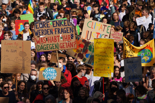 23일(현지시간) 독일 베를린에서 열린 '미래를 위한 금요일'(FFF) 집회 모습.  EPA=연합뉴스