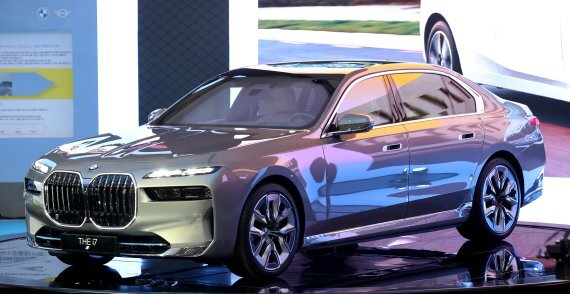 지난 7월 '2022 부산 국제모터쇼'에서 BMW코리아가 공개한 플래그십 전기차 i7. /뉴스1